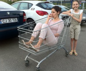 Le due sorelle rumene Gabriela (grande) e Natalia (piccola) rappresentano a modo loro il risultato educativo di certi tipici genitori italiani...