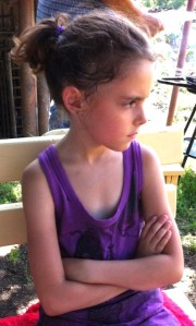 È essenziale che il bambino impari a gestire e superare da sé le emozioni negative: mai intervenire durante o dopo un capriccio.