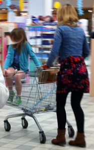 Una bambina di 7-8 anni impesta il cesto del carrello con le suole delle scarpe e corre il rischio di farlo ribaltare procurandosi lesioni anche gravi; ma questa mamma così alla moda evidentemente non ne è consapevole... E lasciamo poi perdere il messaggio che la mamma trasmette alla ragazzina: "Tu sei ancora una bambina di un anno e mezzo!"