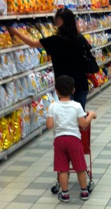 Molti supermercati mettono a disposizione della loro piccola clientela carrellini con cui i genitori possono mettere in pratica simpatici giochi educativi che, oltretutto, tengono occupato il bimbo.