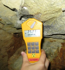 Misura della radioattività in una miniera di uranio in Val di Susa: il contatore Geiger, posto proprio di fronte a un filone uranifero, indica valori molto elevati (valore normale: 0,27 μSv/h).