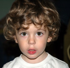 Perché il bambino diventi autonomo è necessario lasciare che faccia il più possibile da sé, eventualmente affiancandolo.