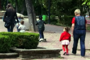 In Romania sembra impossibile osservare nei passeggini bambini in grado di camminare autonomamente. 