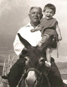 La mia compagna delle elementari Caterina, cresciuta a Milano, non sembra gradire troppo l'esperienza bucolica; in realtà nonni con uno stile di vita completamente diverso dal nostro può costituire una preziosa opportunità educativa per i nostri bambini.